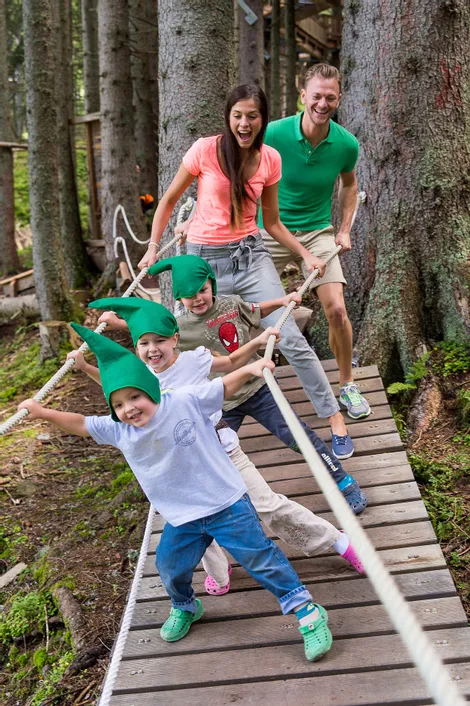 Mit Kindern am Baumzipfelweg in Saalbach Hinterglemm
